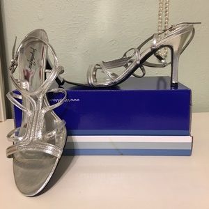 Jacqueline Ferrar Silver heels Sz 9.5